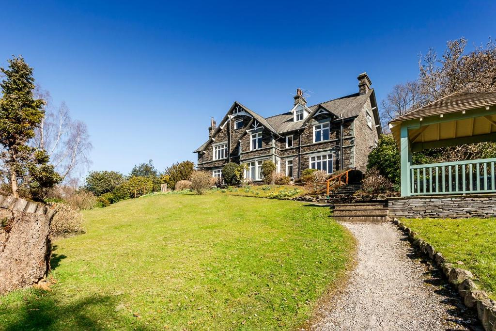 Градина пред Lakehouse at The Waterhead Inn