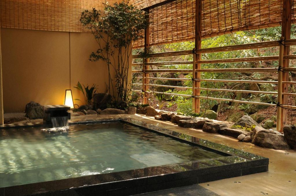 una piscina al centro di una stanza di Iwaso a Miyajima