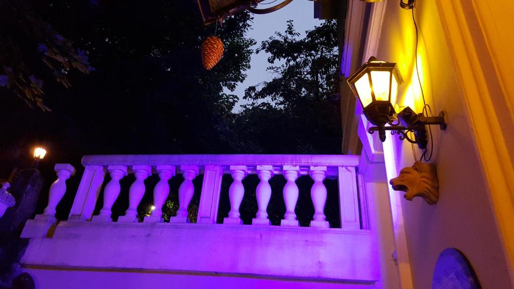 Una escalera con luces moradas en ella por la noche en Edinburgh, en Mariánské Lázně