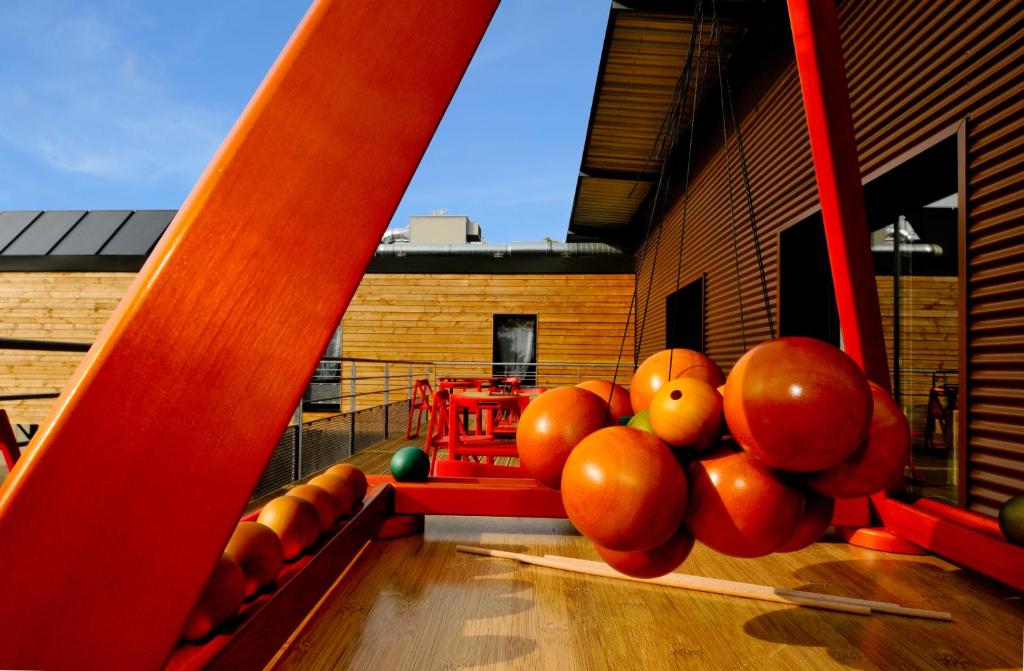 un montón de tomates están sentados en un balcón en Auberge des VoyaJoueurs, en Monteneuf