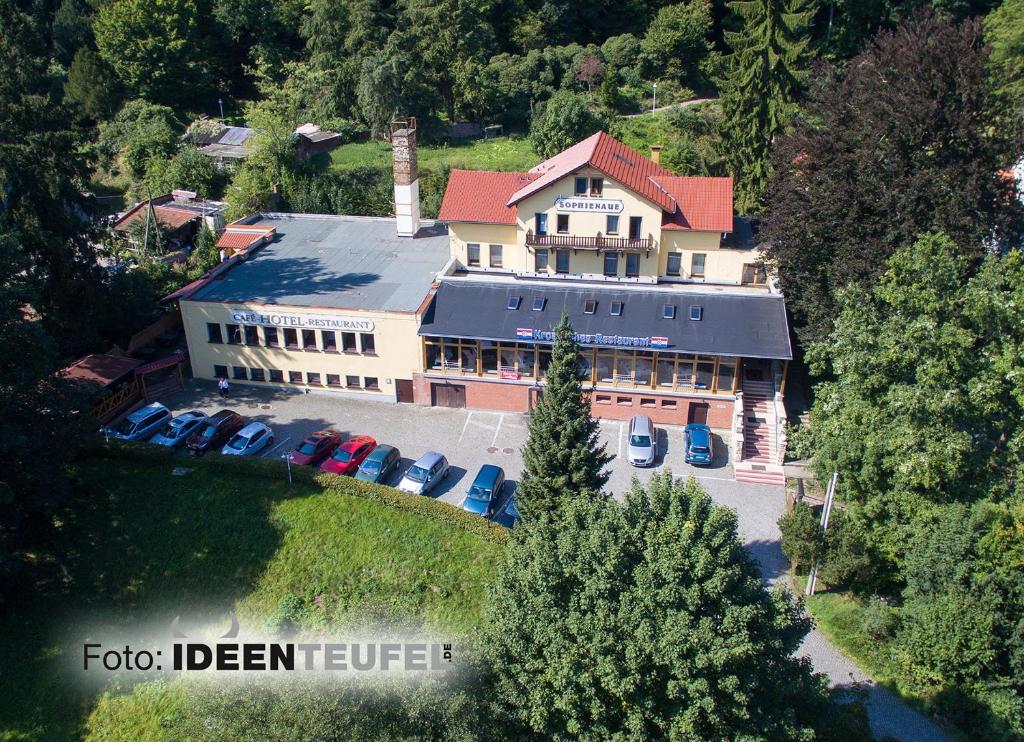 una vista aérea de una casa grande con aparcamiento en Hotel - Restaurant Sophienaue, en Eisenach