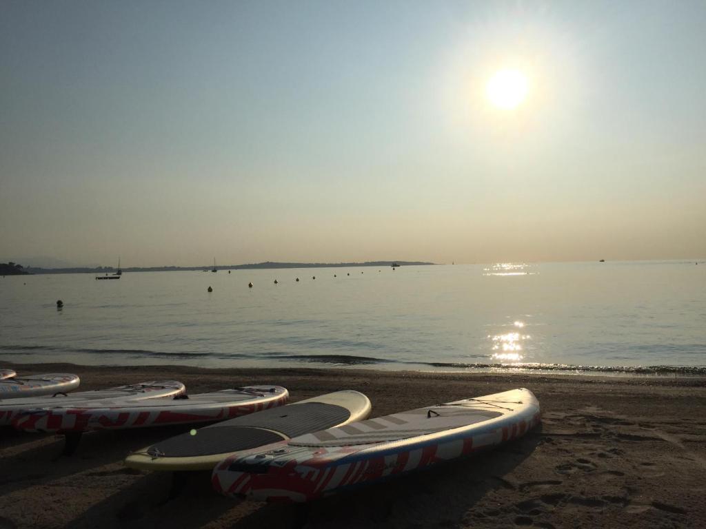 eine Gruppe Kajaks am Strand in der Unterkunft Immeuble le St Honorat in Cannes