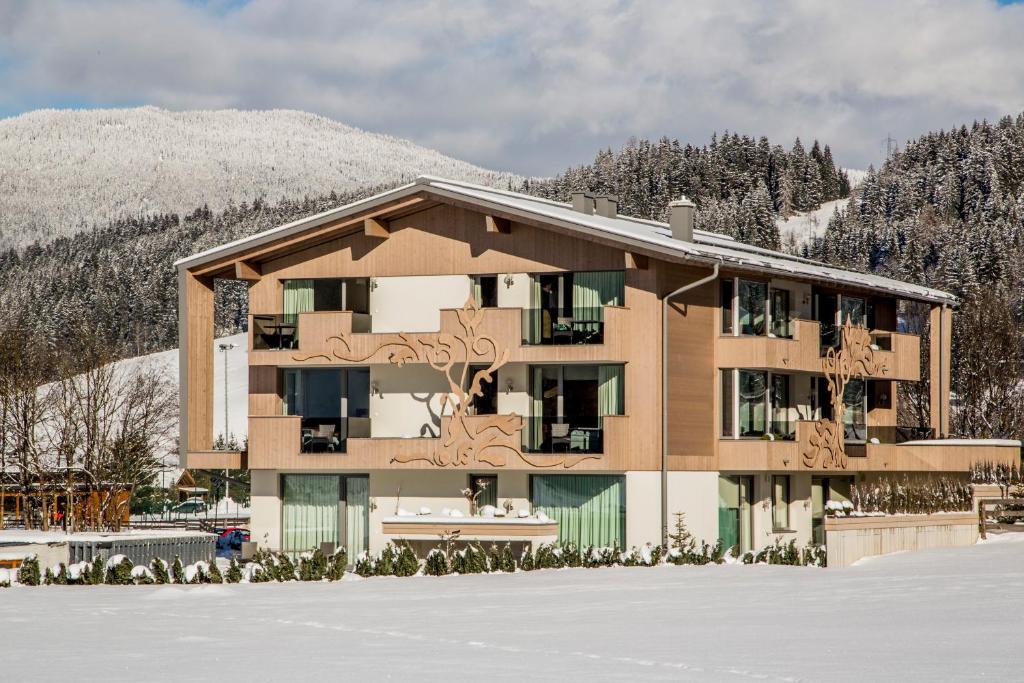 Ein allgemeiner Bergblick oder ein Berglick von des Aparthotels aus