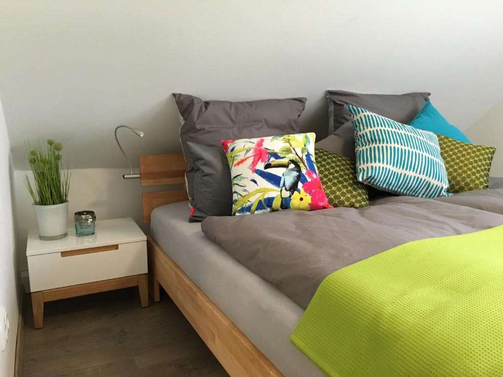 a couch with pillows on it in a room at Ferienhaus Zur Mainpforte in Mainz