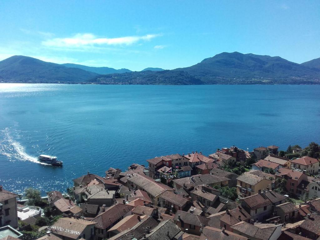 una vista aérea de una ciudad sobre un gran cuerpo de agua en WOW Cannero, en Cannero Riviera