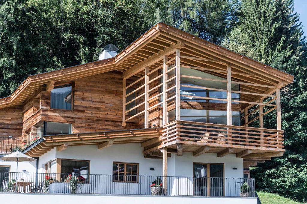 een huis met een terras rondom bij Chalet Sophia in Ortisei