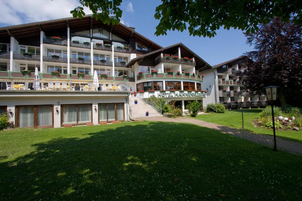 un grand bâtiment avec une pelouse devant lui dans l'établissement Hotel Hahnenkleer Hof, à Hahnenklee