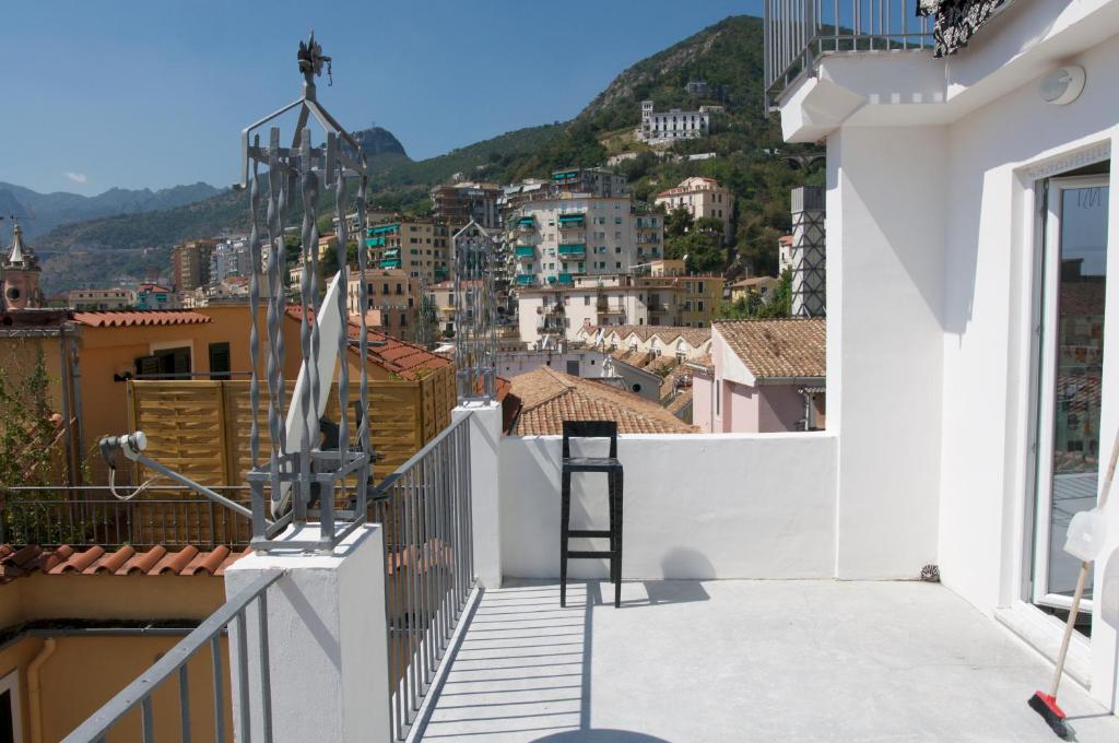 uma varanda com vista para a cidade em Casa Maria em Salerno