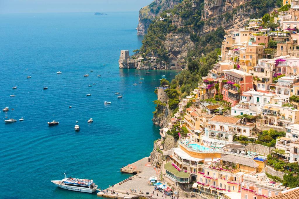 Blick auf die Amalfiküste mit Booten im Wasser in der Unterkunft Casa Cinque in Positano