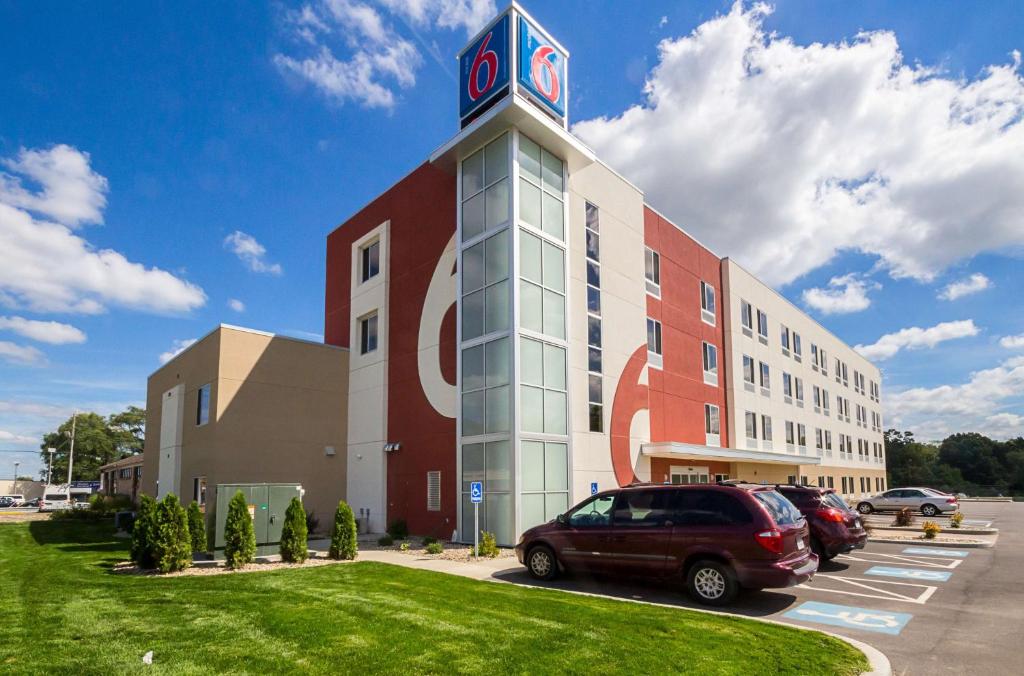 budynek z wieżą zegarową obok parkingu w obiekcie Motel 6-South Bend, IN - Mishawaka w mieście South Bend