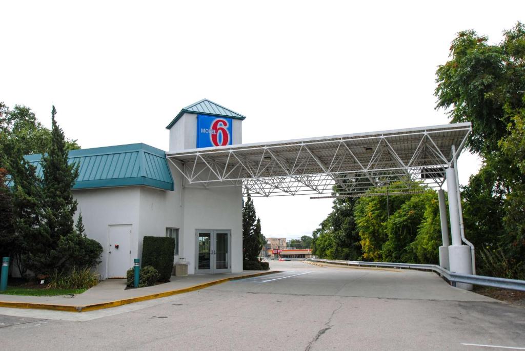 um posto de gasolina com um sinal em cima dele em Motel 6-Warwick, RI - Providence Airport - I-95 em Warwick