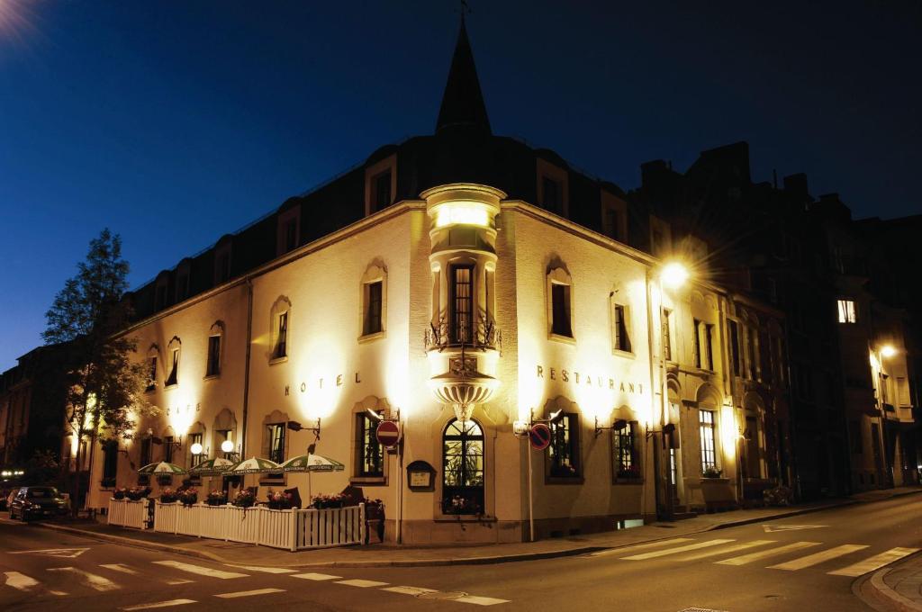 um grande edifício branco com luzes acesas à noite em Le Chatelet no Luxemburgo