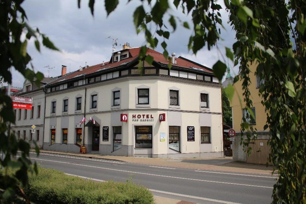 un grande edificio bianco all'angolo di una strada di Hotel Pod Radnicí a Šumperk