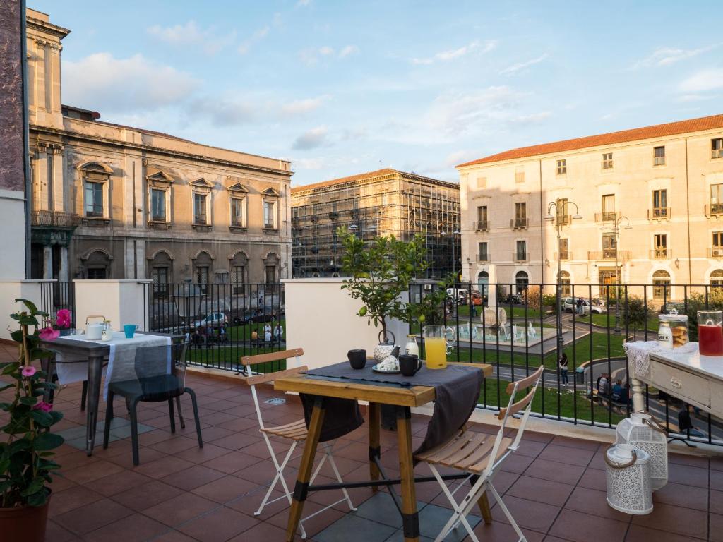 d'une terrasse avec des tables et des chaises. dans l'établissement B&B Sciara Larmisi, à Catane