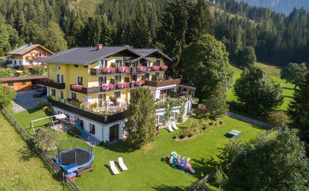 una vista aérea de una casa en las montañas en Hotel Sporthof Austria, en Ramsau am Dachstein