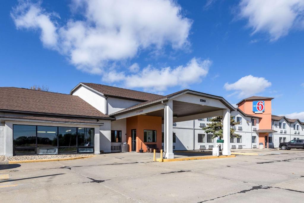 a building with a parking lot in front of it at Motel 6-Waterloo, IA in Waterloo