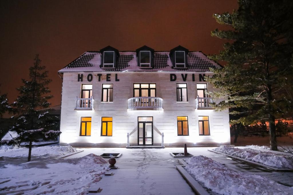 Dvin Hotel v zime