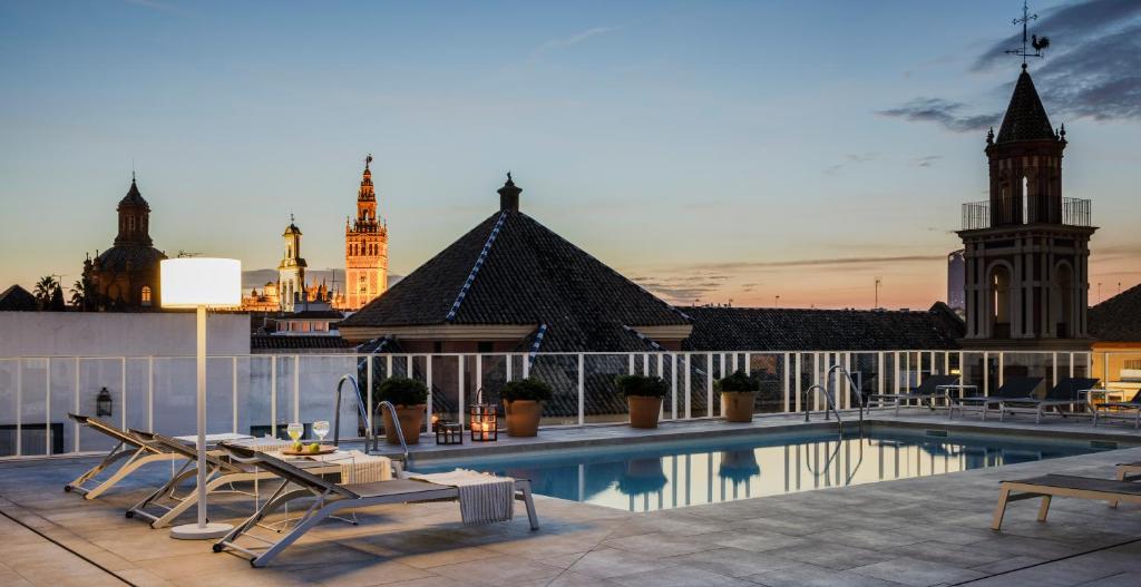 The swimming pool at or close to Hotel Fernando III