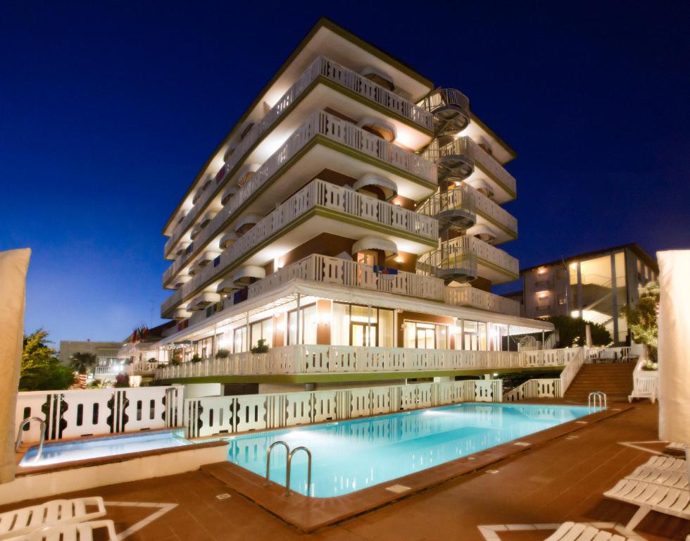 The swimming pool at or close to Hotel Savoy