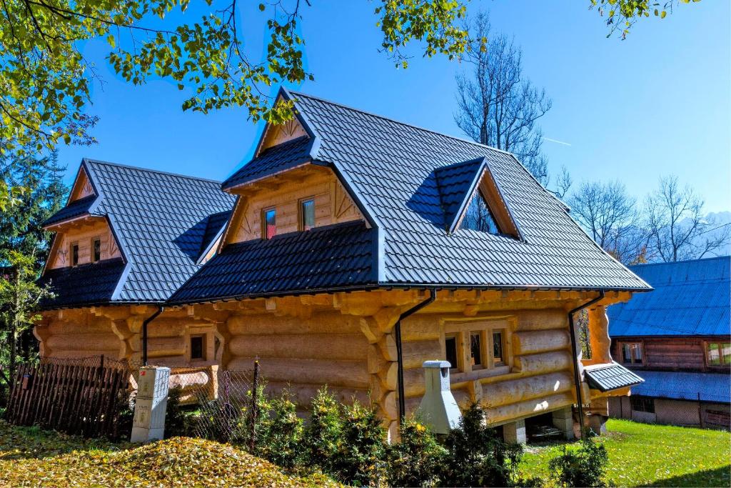 une cabane en rondins avec un toit en gambrel dans l'établissement Domy Z Bali, à Zakopane