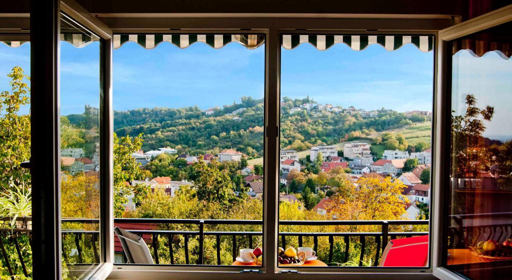 aus einem Fenster mit Stadtblick in der Unterkunft Apartman Šestine in Zagreb