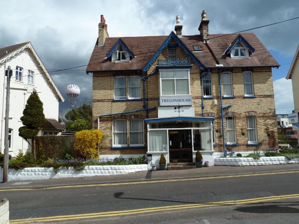 un bâtiment au coin d'une rue dans l'établissement Tregonholme Guesthouse, à Bournemouth