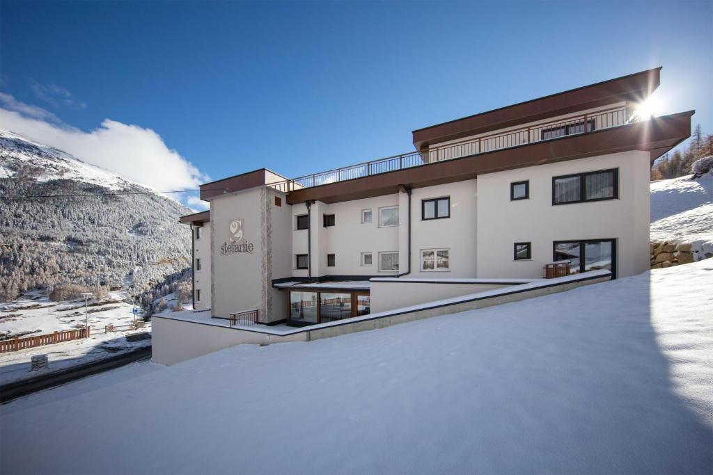 uma vista para um edifício com neve no telhado em Haus Stefanie em Sölden