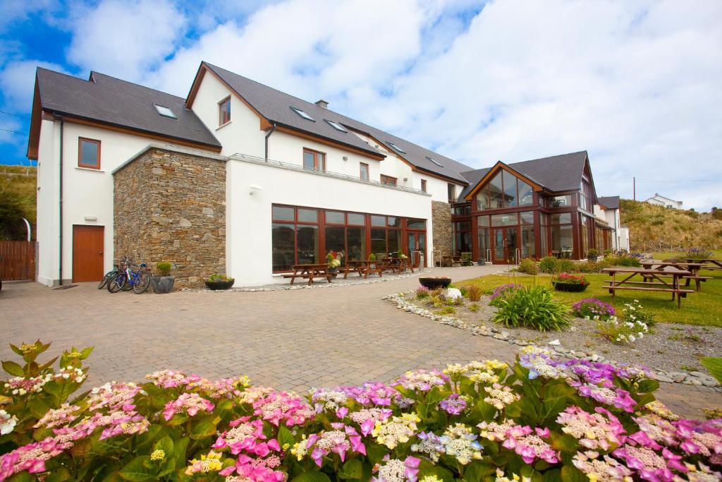 um edifício com flores em frente em Inishbofin House Hotel em Inishbofin