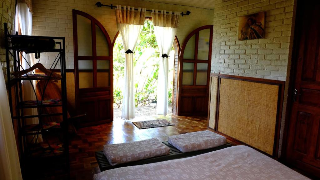 A bed or beds in a room at Eco Lodge Les Chambres Du Voyageur