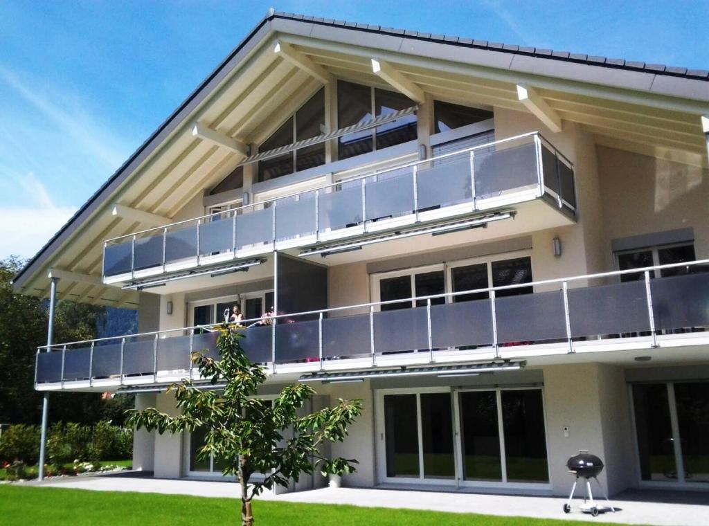 ein Gebäude mit Balkon auf der Seite in der Unterkunft Skender's Apartment in Interlaken