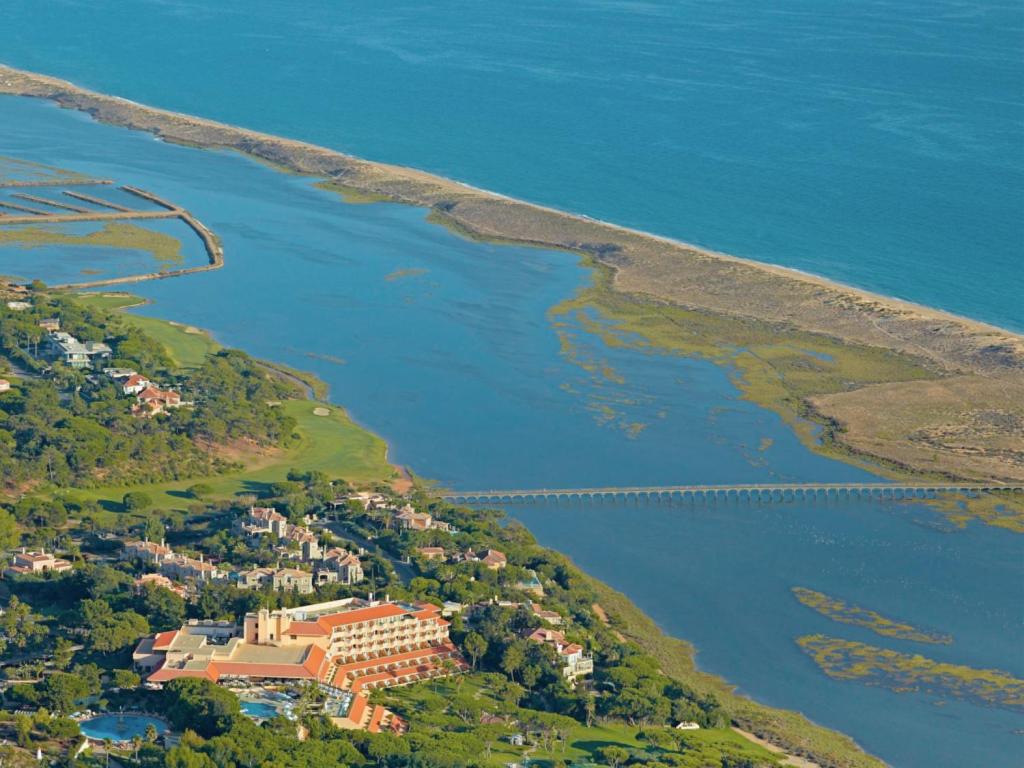 - une vue aérienne sur un complexe à côté de l'eau dans l'établissement Hotel Quinta do Lago, à Quinta do Lago