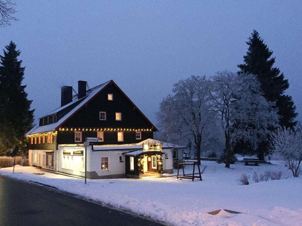 Hotel Zum Kranichsee að vetri til