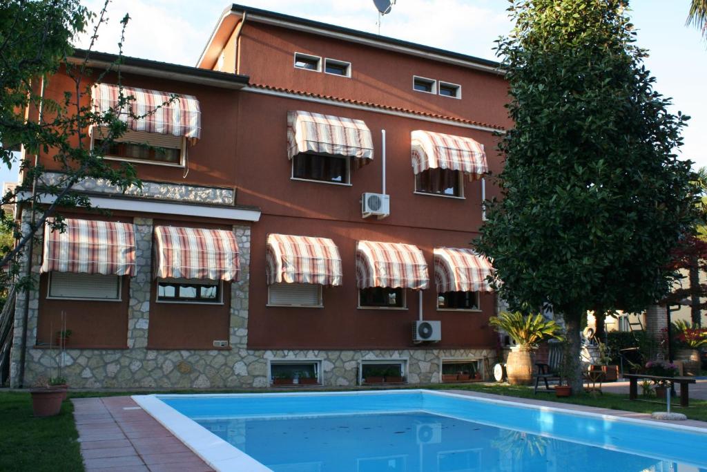 Басейн в B&B Desenzano або поблизу