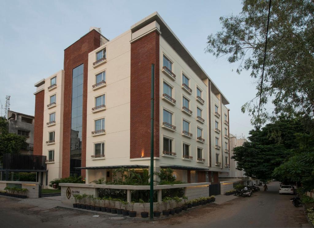 um edifício alto numa rua da cidade em Eastin Residences Vadodara em Vadodara