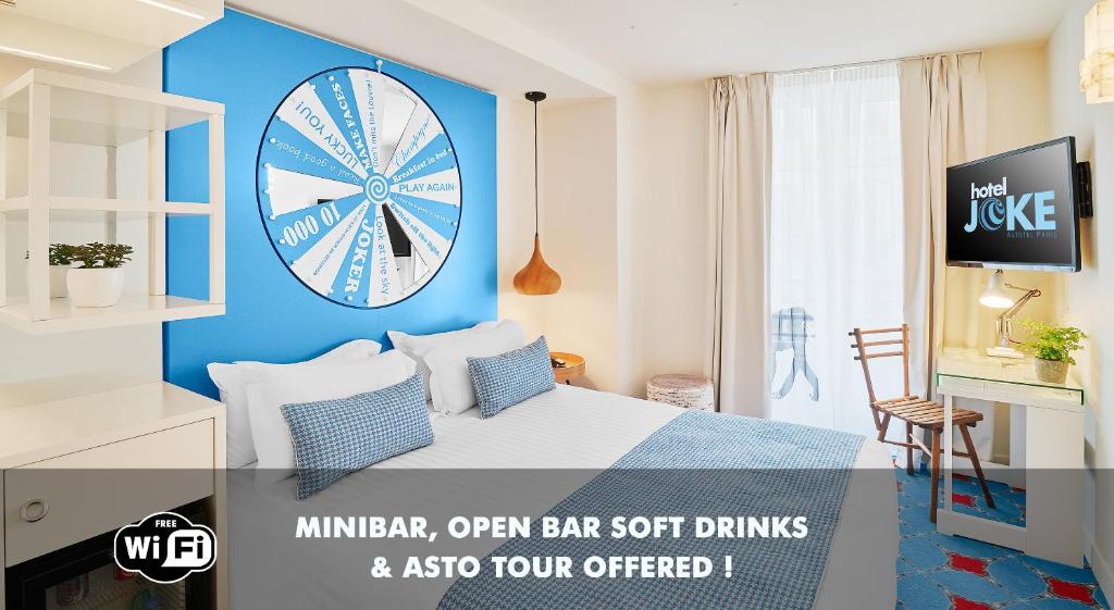 Zimmer mit einem Bett und einer großen Uhr an der Wand in der Unterkunft Hotel Joke - Astotel in Paris