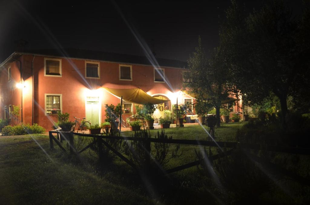 uma casa à noite com luzes no quintal em Agriturismo Al Podere Di Rosa em Sant' Alessio