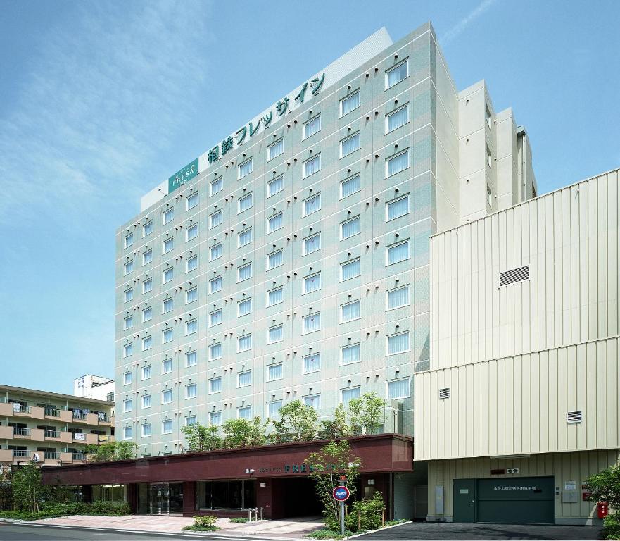 um grande edifício de hotel branco com em Sotetsu Fresa Inn Fujisawa Shonandai em Fujisawa