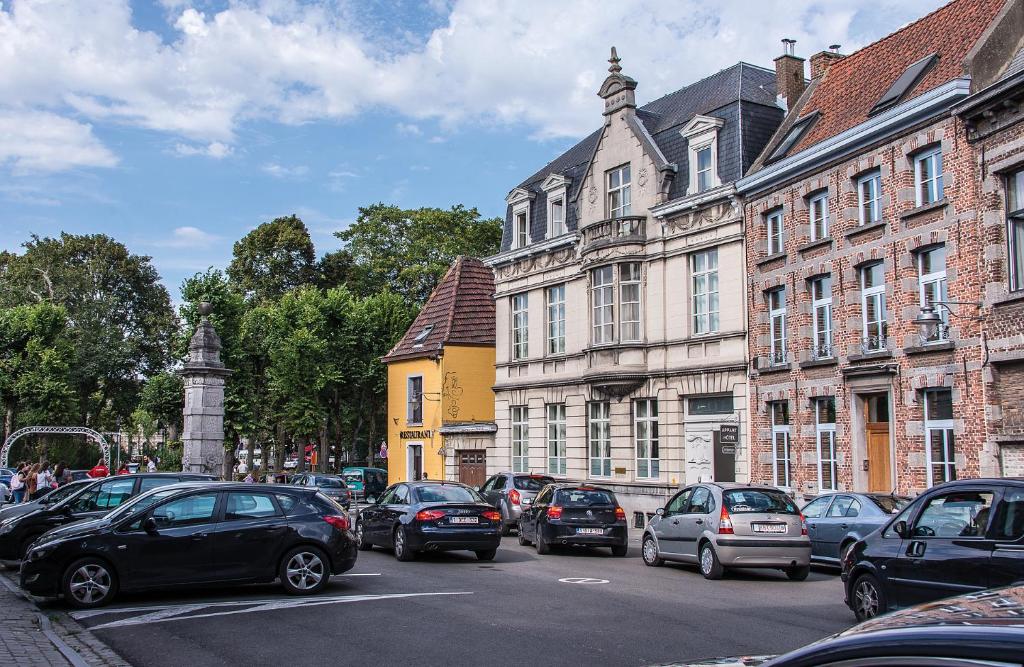 a city street filled with lots of parked cars at Hotel Saint Georges in Mons