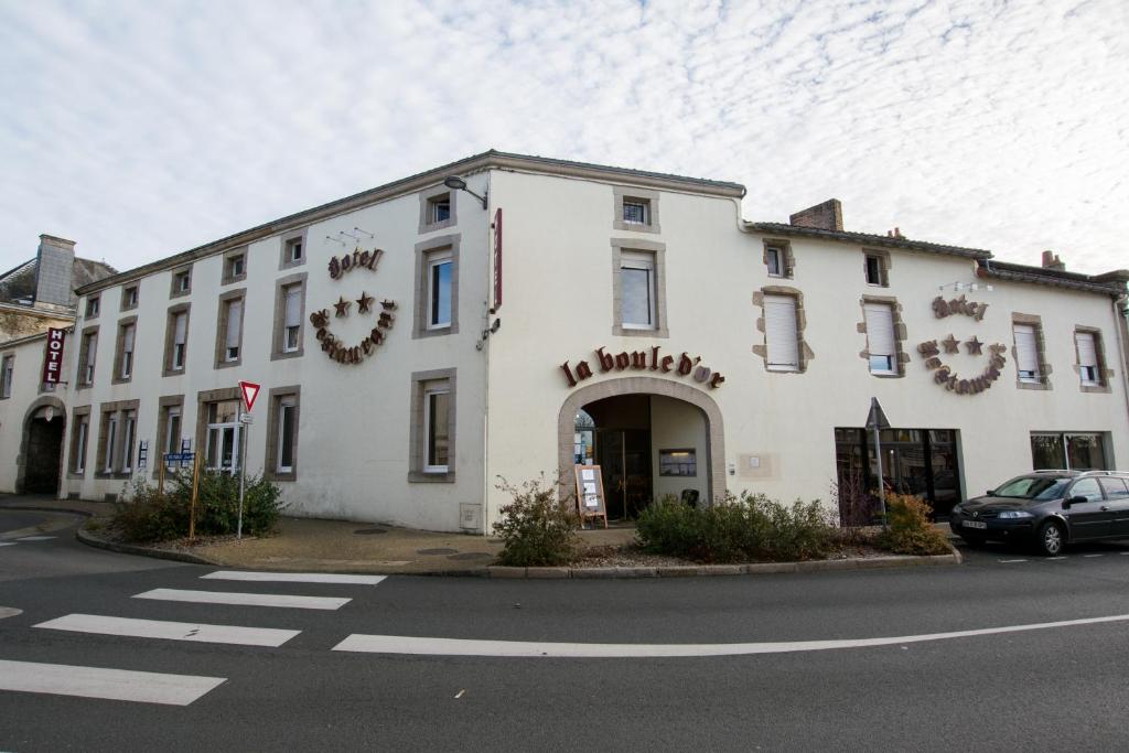 ein weißes Gebäude mit einem Schild auf der Vorderseite in der Unterkunft La Boule d'Or in Bressuire