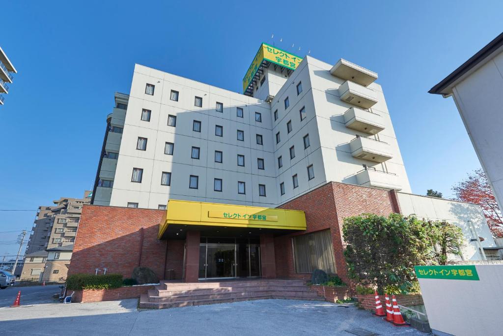 un grande edificio bianco con un cartello sopra di Hotel Select Inn Utsunomiya a Utsunomiya