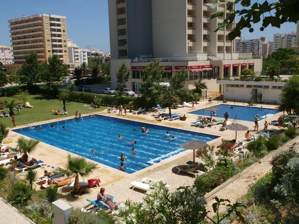 Apartamentos Jardins da Rocha tesisinde veya buraya yakın yüzme havuzu