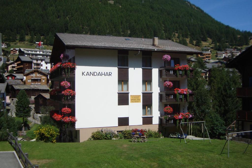 ein Gebäude mit einem großen Schild an der Seite in der Unterkunft Haus Kandahar in Saas-Fee