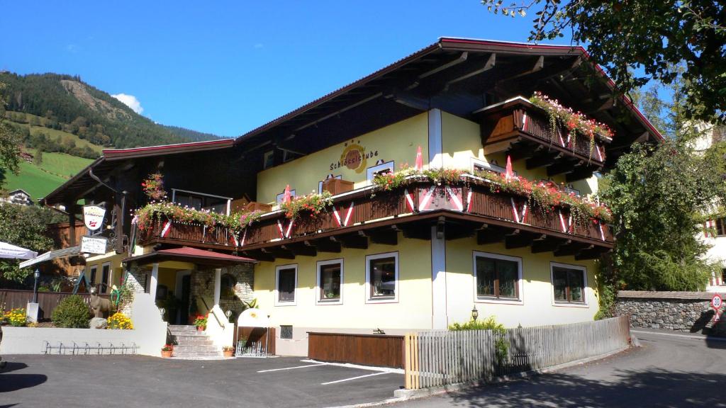 un bâtiment avec des boîtes de fleurs sur son côté dans l'établissement Hotel Dorfgasthof Schlösslstube, à Stuhlfelden