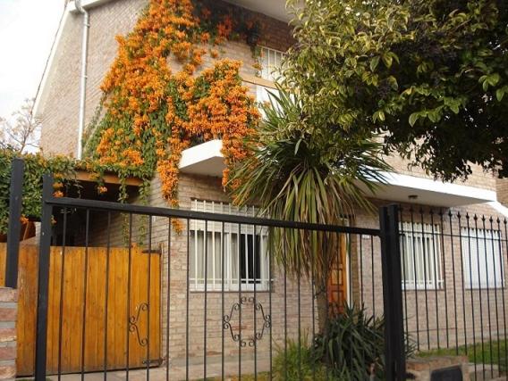 una casa con fiori arancioni su un lato di Casa Villa Carlos Paz a Villa Carlos Paz