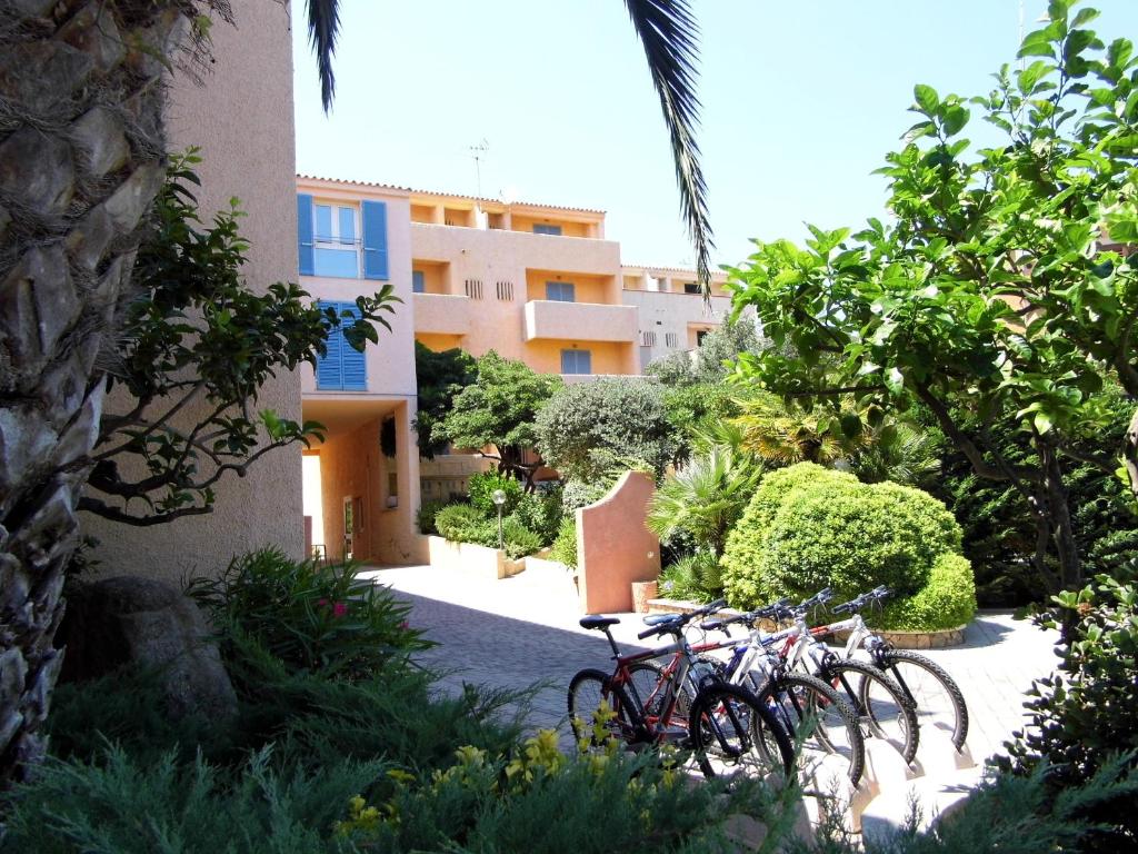 Un jardín fuera de RESIDENCE Le Nereidi con PISCINA - PARCHEGGI