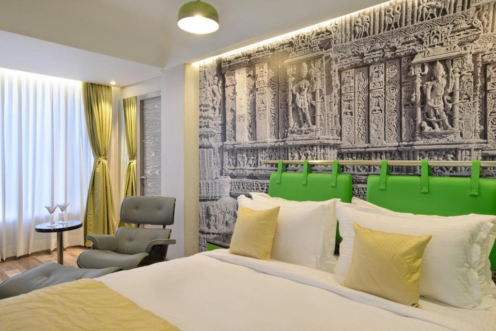 Tempat tidur dalam kamar di Regenta Central Antarim Ahmedabad