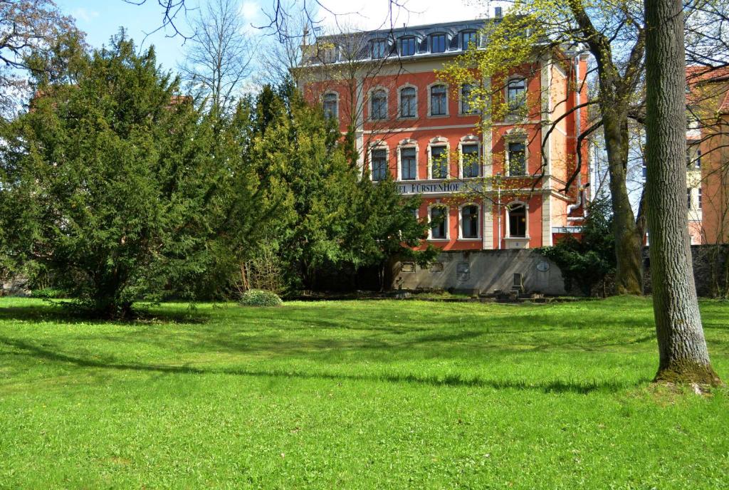 A garden outside Hotel & Apartments Fürstenhof am Bauhaus