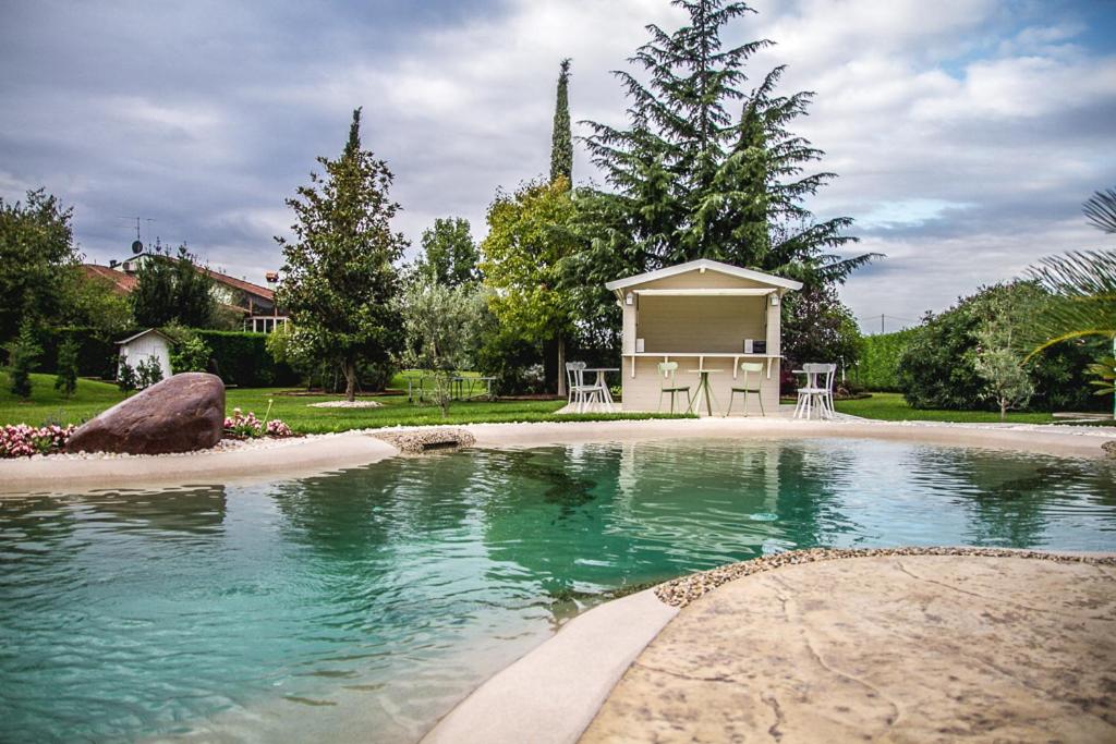 A piscina localizada em B&B La Magia dei Sogni Relais ou nos arredores