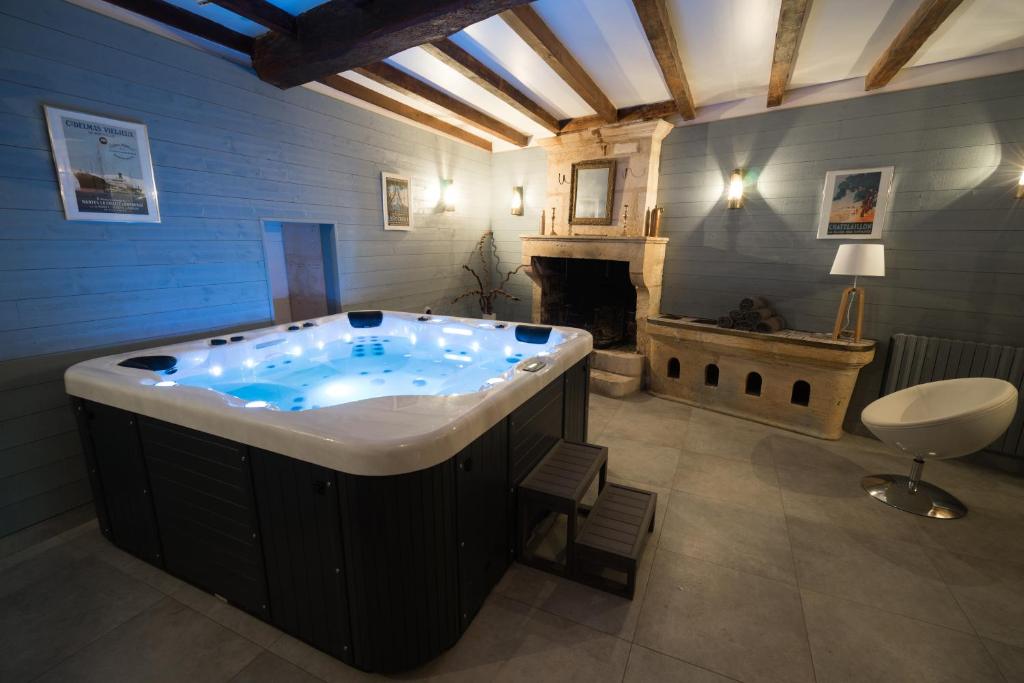 a large bathroom with a large bath tub at La Tillaie SPA et Sauna in Pont-lʼAbbé-dʼArnoult