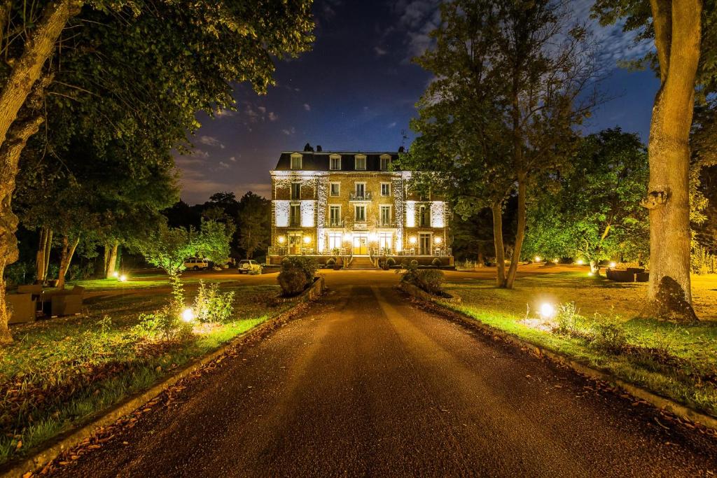 A garden outside Logis Hôtel & Restaurant - Le Manoir de Sauvegrain